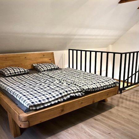 Mezonetový apartmán s terasou na samotě v lese Vlkava Esterno foto