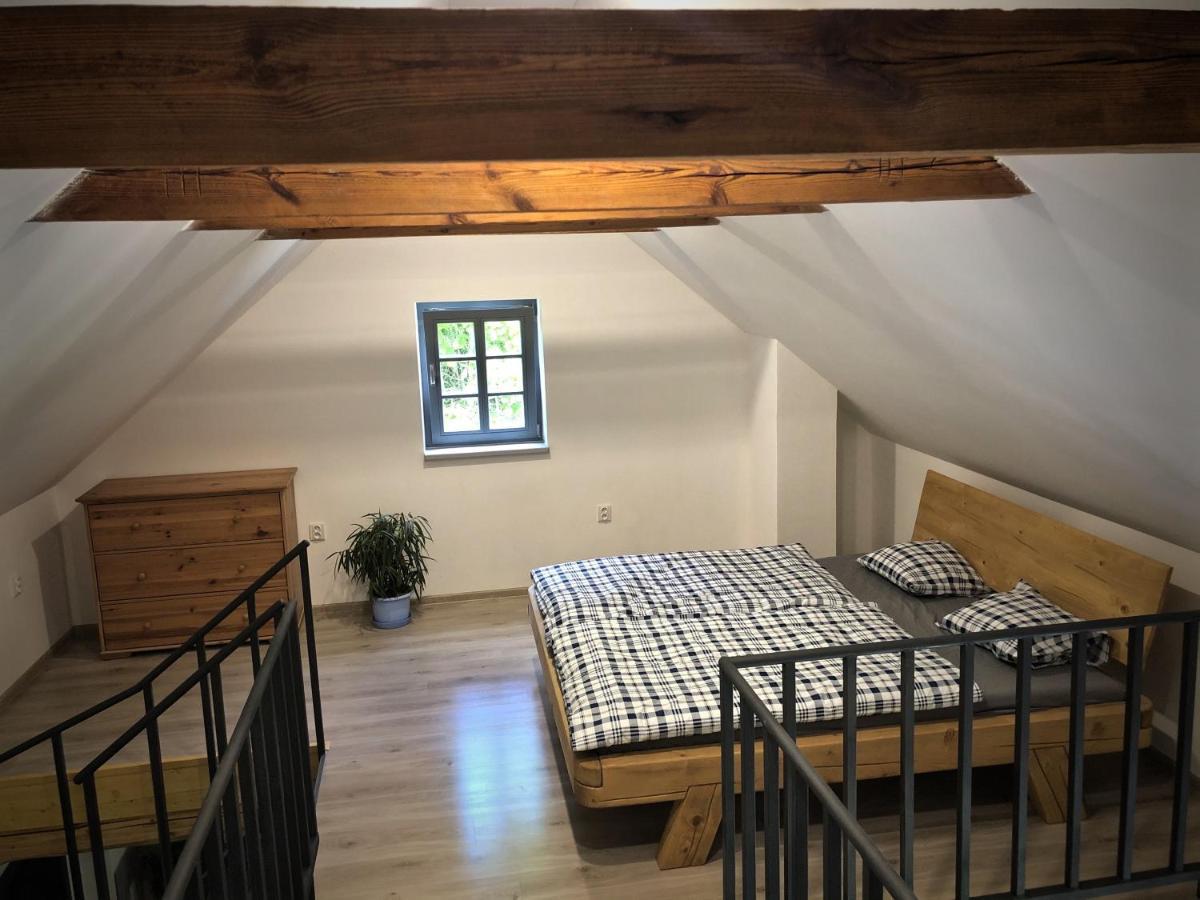 Mezonetový apartmán s terasou na samotě v lese Vlkava Esterno foto