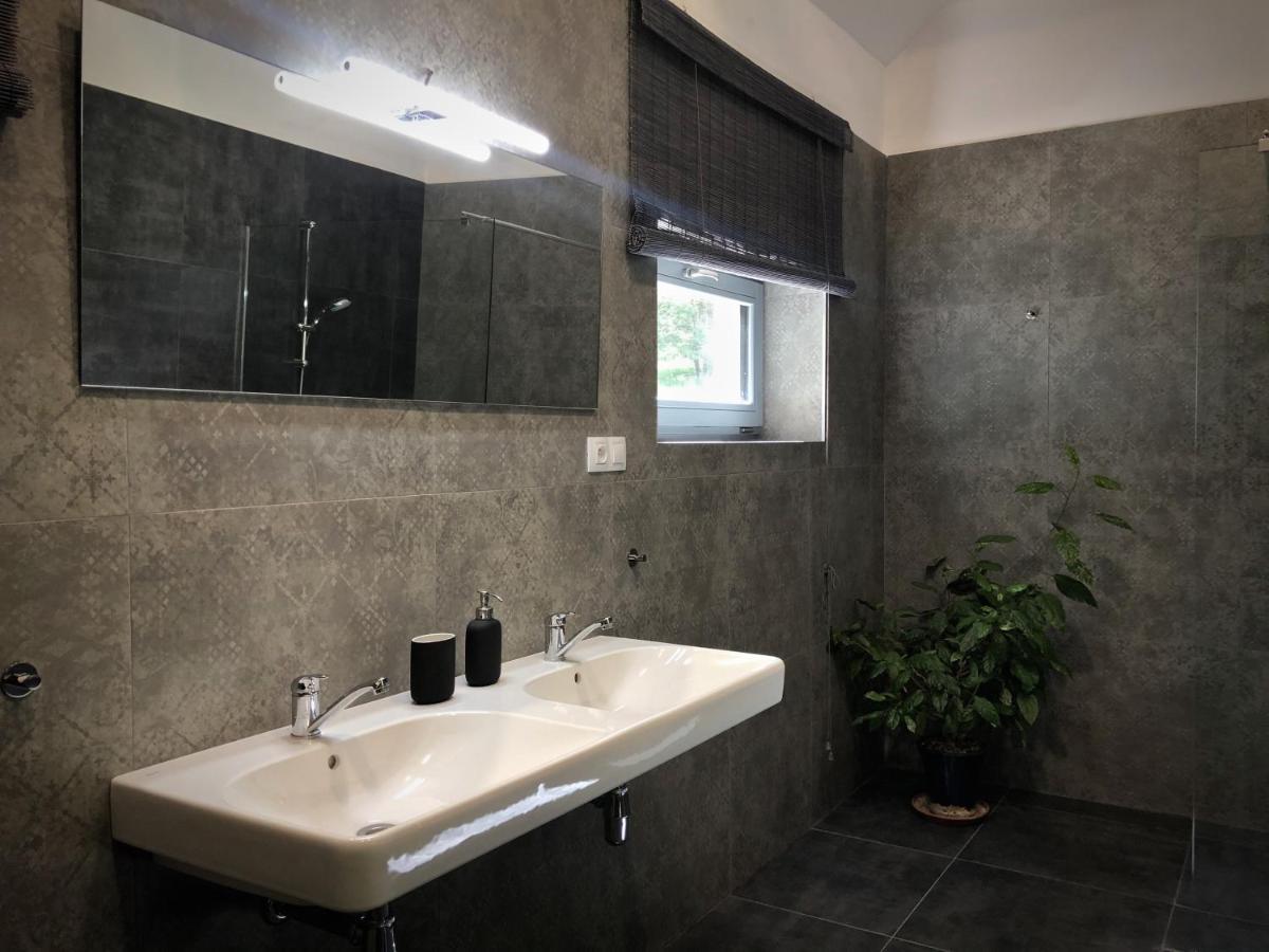 Mezonetový apartmán s terasou na samotě v lese Vlkava Esterno foto