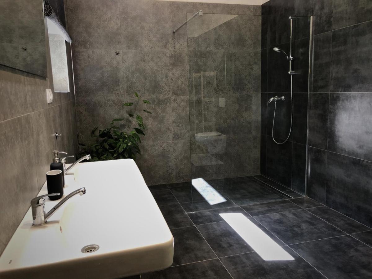 Mezonetový apartmán s terasou na samotě v lese Vlkava Esterno foto