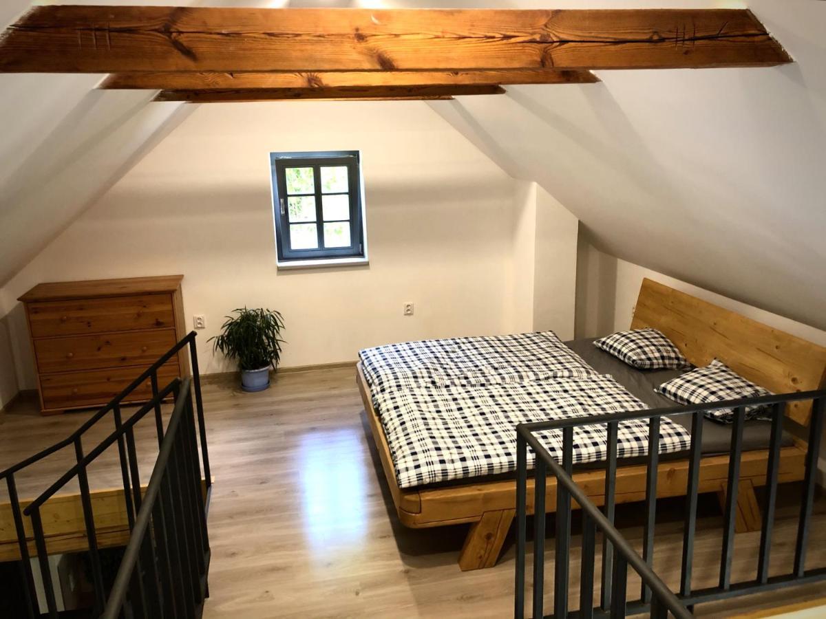 Mezonetový apartmán s terasou na samotě v lese Vlkava Esterno foto