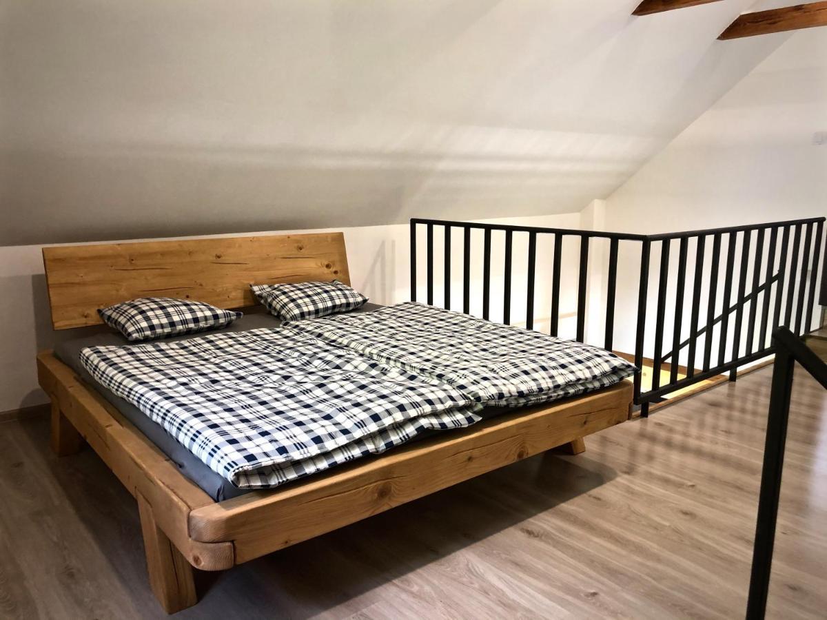 Mezonetový apartmán s terasou na samotě v lese Vlkava Esterno foto
